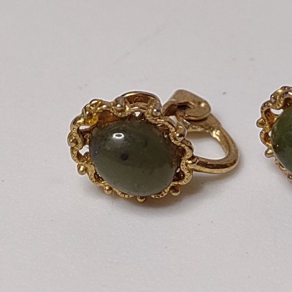 Vintage Green And Gold Tone Clip On Earrings - Picture 3 of 15